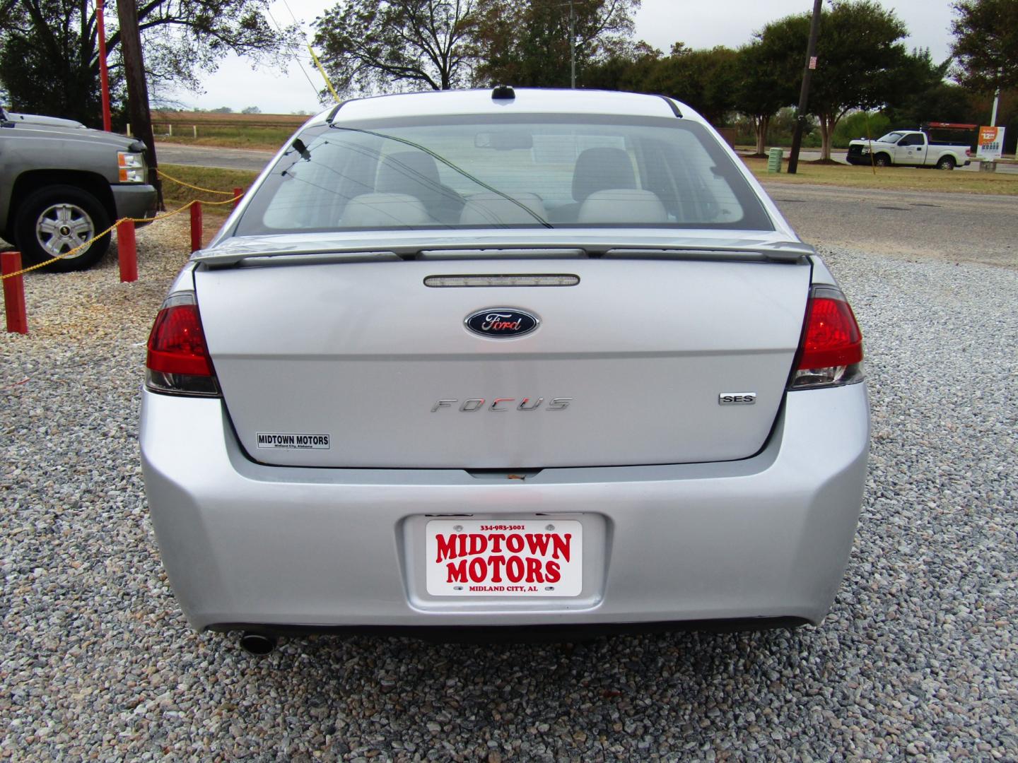 2011 Silver /Gray Ford Focus SES Sedan (1FAHP3GN4BW) with an 2.0L L4 DOHC 16V engine, Automatic transmission, located at 15016 S Hwy 231, Midland City, AL, 36350, (334) 983-3001, 31.306210, -85.495277 - Photo#5